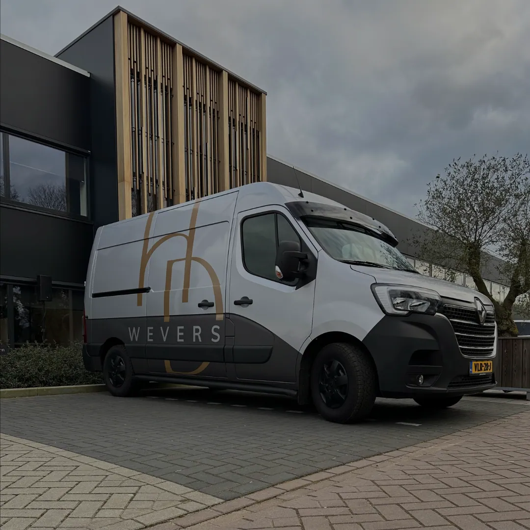 Wevers-HD bedrijfsbus bij een bedrijfspand in Enschede