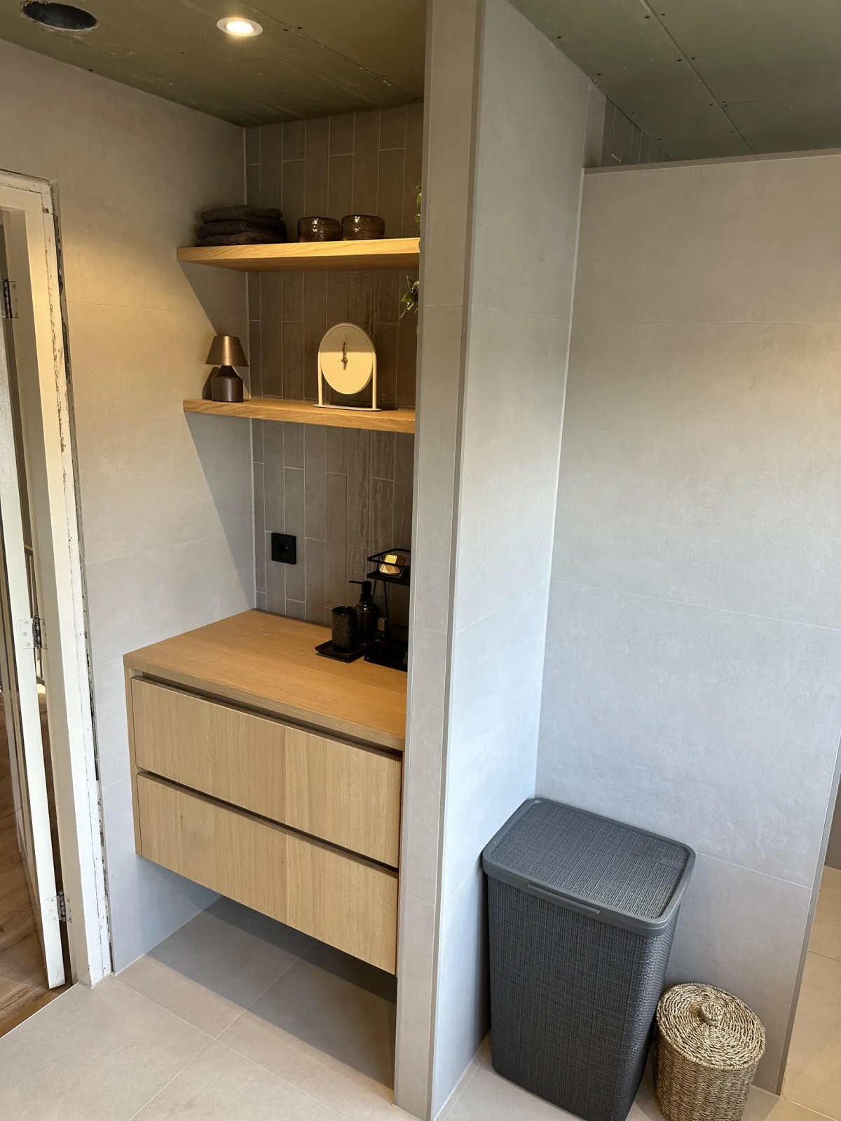 Inbouwnis met eiken planken in de badkamer, Wevers-HD Enschede